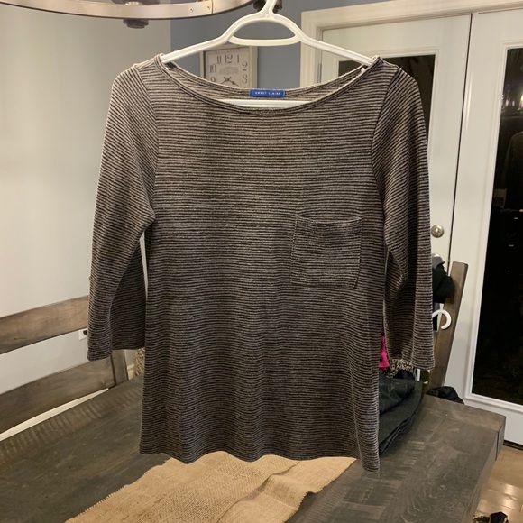 Super cute and comfy shirt with 3/4 sleeves. - Picture 1 of 3